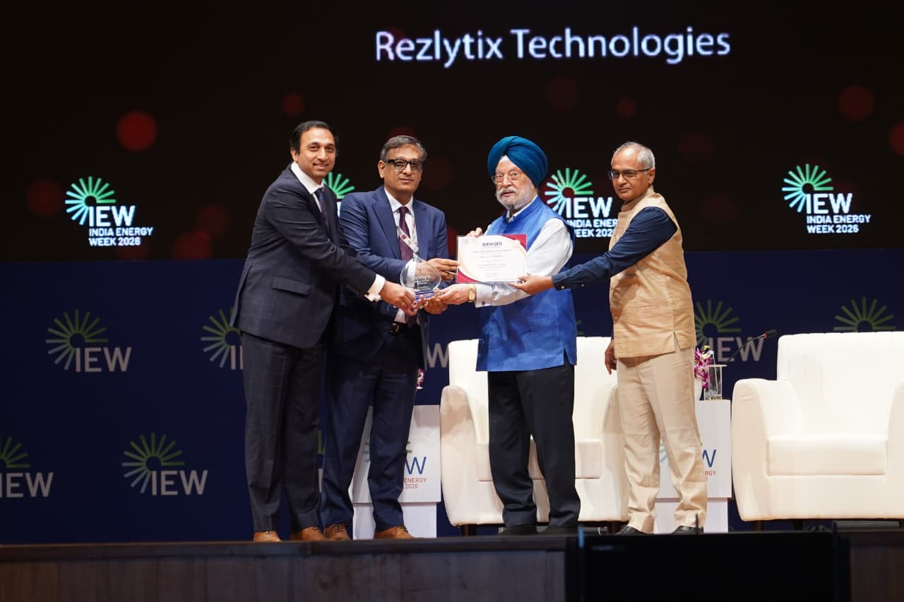 The Union Minister of Petroleum & Natural Gas, Shri @HardeepSPuri & Dr Neeraj Mittal, Secretary, @PetroleumMin , present 'VASUDHA –Overseas Upstream Startup Challenge' Runner-up award to Resermine Inc., USA, at the 4th edition of India Energy Week at Goa