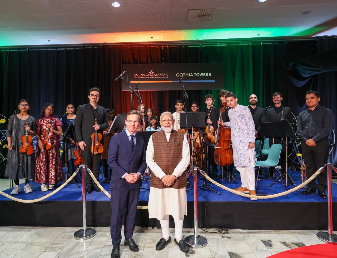 PM @narendramodi witnessed an enthusiastic reception from members of the Indian diaspora. Prime Minister Ulf Kristersson @SwedishPM also accompanied PM Modi during the welcome reception, reflecting the close bonds between India and Sweden.